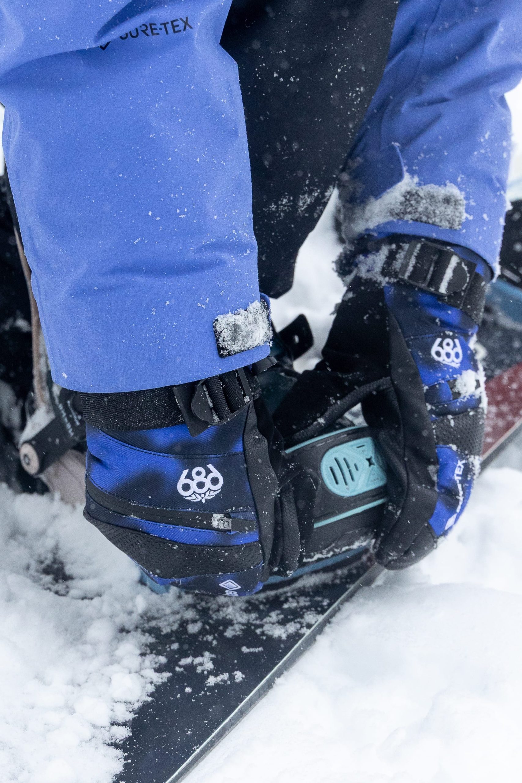 686 Women's GORE-TEX® SMARTY® 3-In-1 Gauntlet Mitt - Image 3
